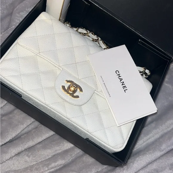 Classic Chanel White Quilted Leather Shoulder Bag with Chanel Perfume - Picture 2 of 12